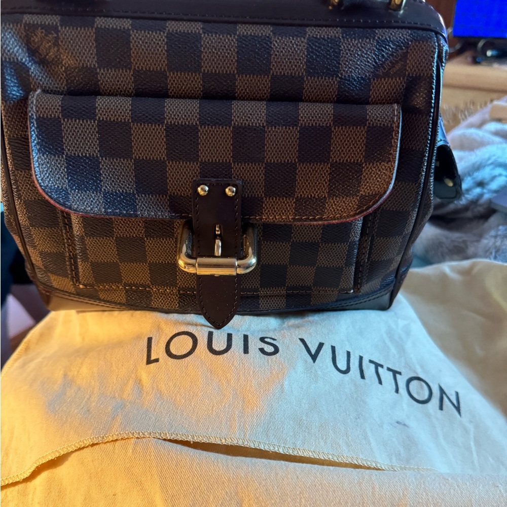 Used Authentic Louis Vuitton Handbag With August 2006 date code VI0086.